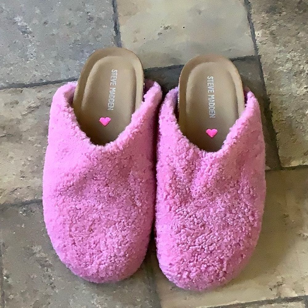 Steve Madden Pink fuzzy Slip on Shoes Sz 4 New